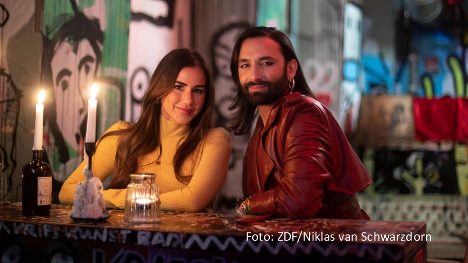 Zwei neue Folgen der ZDF-Show „Music Impossible“ sind jetzt in der Mediathek verfügbar. Moderatorin Conchita Wurst begrüßt dazu u.a. Entertainerin Sarah Engels, die einen ihrer Songs im Sound von Rocksängerin Jennifer Weist präsentiert – und umgekehrt. (Foto: ZDF/Niklas van Schwarzdorn)