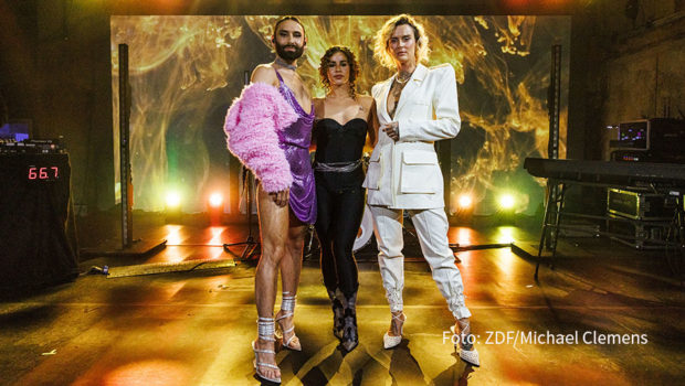 Eine rappende Sarah Engels oder ein swingender Micky Krause? „Music Impossible“ macht‘s möglich. Mit zwei neuen Folgen kehrt der genre-übergreifende Musikwettbewerb mit Conchita Wurst ab dem 20. Mai zurück ins ZDF. Mit dabei sind darüber hinaus auch Tom Gaebel und Jennifer Weist. (Foto: ZDF/Michael Clemens)