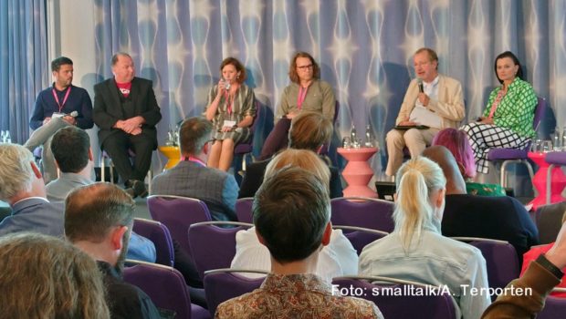 Vertreter von Musikwirtschaftsverbänden wie Prof. Jens Michow (BDKV) und Gunnar Geßner (LiveKomm) traten bei der „Musikwirtschaftskonferenz“ in Berlin in den Dialog mit Politikern. Darunter waren die Bundestagsabgeordneten Daniel Schneider (SPD), Erhard Grundl (Grüne), Anikó Merten (FDP) und Gitta Connemann (Union). (Foto: smalltalk/Axel Terporten)