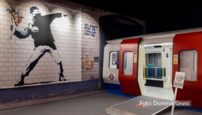 Weltberühmt und dennoch ein Mysterium: In Köln läuft derzeit eine große Ausstellung, die sich intensiv mit Streetart-Legende Banksy befasst. Zur Eröffnung am 2. November kamen zahlreiche prominente Gäste, darunter Meltem Kaptan, Amiaz Habtu und Jana Ina Zarrella. (Foto: Dominik Gruss)