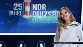 Seit 25 Jahren läuft die „NDR Quizshow“ regelmäßig im NDR Fernsehen. Das Jubiläum wird am 28. Dezember groß gefeiert. Moderatorin Laura Karasek führt zunächst durch eine Promi-Sonderausgabe, danach folgen eine Dokumentation und eine lange Nacht mit älteren Ausgaben aus dem Archiv. Foto © Instagram/@laurakarasek