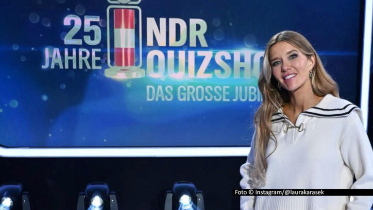 Seit 25 Jahren läuft die „NDR Quizshow“ regelmäßig im NDR Fernsehen. Das Jubiläum wird am 28. Dezember groß gefeiert. Moderatorin Laura Karasek führt zunächst durch eine Promi-Sonderausgabe, danach folgen eine Dokumentation und eine lange Nacht mit älteren Ausgaben aus dem Archiv. Foto © Instagram/@laurakarasek