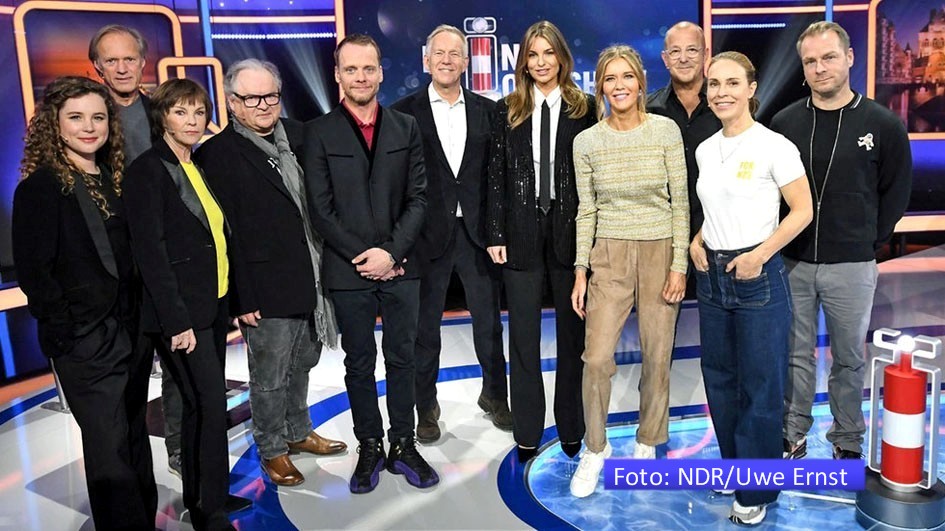 Zum Abschluss des Jahres lädt Moderatorin Laura Karasek am 28. Dezember zu einer Promi-Sonderausgabe der „NDR Quizshow“ ein. In zwei Spielrunden treten insgesamt zehn norddeutsch geprägte Stars auf. Dabei sind u.a. Heino Ferch, Anneke Kim Sarnau, Laura Wontorra und Johannes B. Kerner. (Foto: NDR/Uwe Ernst)