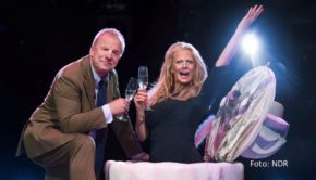 Das bewährte Gastgeber-Duo Barbara Schöneberger und Hubertus Meyer-Burckhardt führt am 13. Oktober durch eine verlängerte Ausgabe der „NDR Talk Show“, die damit zum 1000. Mal auf Sendung geht. U.a. feiern Günther Jauch, Ina Müller, Tim Mälzer und Florian David Fitz mit. (Foto: NDR)