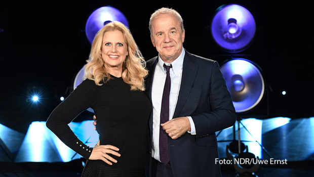 In der neuesten Ausgabe der „NDR Talk Show“ begrüßt das Moderations-Duo Barbara Schöneberger und Hubertus Meyer-Burckhardt u.a. Sternekoch Tim Raue und Schauspielerin Meltem Kaptan. Humorist Olli Dittrich kommt gemeinsam mit seinem Sohn Jonathan Henrich vorbei. (Foto: NDR/Uwe Ernst)