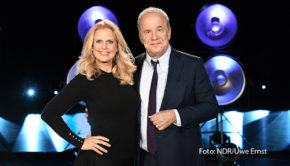 Die „NDR Talk Show“ wird am 10. Mai zum ersten Mal nicht nur im NDR und HR Fernsehen, sondern auch bei drei weiteren Rundfunkanstalten ausgestrahlt. Das Moderations-Duo Barbara Schöneberger und Hubertus Meyer-Burckhardt begrüßt u.a. ihre Kollegin Bettina Böttinger, Spitzengastronom Johann Lafer und Sängerin Ireen Sheer. (Foto: NDR/Uwe Ernst)
