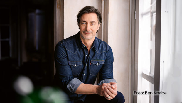 In der vergangenen Woche feierte Marco Schreyl sein Debüt als Buchautor. Am 10. November spricht der Moderator in einer neuen Ausgabe der „NDR Talk Show“ mit Barbara Schöneberger und Hubertus Meyer-Burckhardt über sein Erstlingswerk „Alles gut? Das meiste schon!“. (Foto: Ben Knabe)