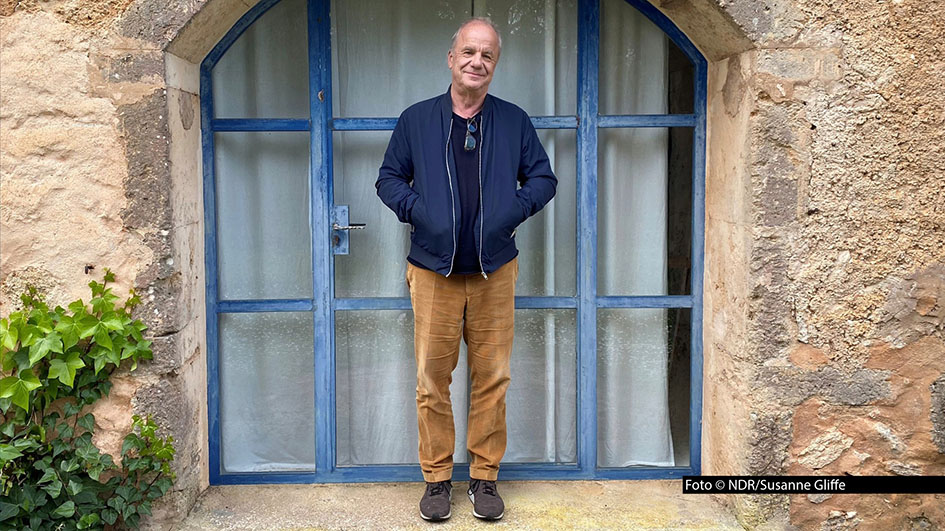 Hubertus Meyer-Burckhardt wird 70. Und der NDR widmet dem laut NDR Programmdirektor Frank Beckmann „Grandseigneur der NDR Unterhaltung“ eine eigene Dokumentation. Zu Wort kommen darin u.a. Giovanni di Lorenzo, Barbara Schöneberger und Iris Berben. (Foto © NDR/Susanne Gliffe)