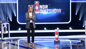 Im Dezember 2022 hat Laura Karasek den Posten als Moderatorin der „NDR Quizshow“ übernommen. Nachdem zunächst ein Prominenten-Special als Einzel-Event ausgestrahlt wurde, geht’s ab dem 23. April immer sonntags mit den regulären Ausgaben weiter. (Foto: NDR/Uwe Ernst)