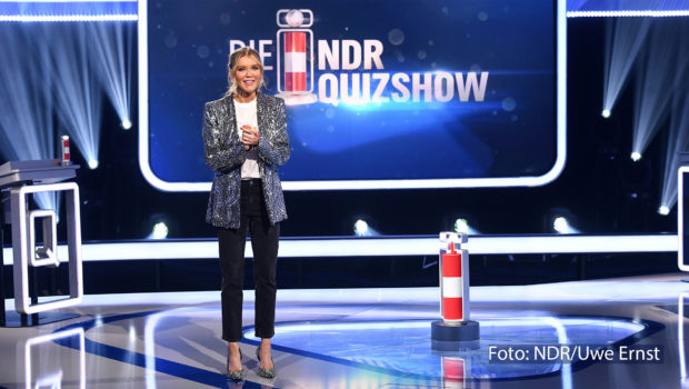 Im Dezember 2022 hat Laura Karasek den Posten als Moderatorin der „NDR Quizshow“ übernommen. Nachdem zunächst ein Prominenten-Special als Einzel-Event ausgestrahlt wurde, geht’s ab dem 23. April immer sonntags mit den regulären Ausgaben weiter. (Foto: NDR/Uwe Ernst)
