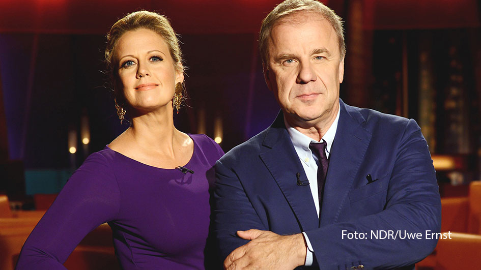 Barbara Schöneberger und Hubertus Meyer-Burckhardt laden am 17. März zu einer neuen Ausgabe der „NDR Talk Show“ ein. Zu ihren prominenten Gästen zählen u.a. Moderatorin und Unternehmerin Verona Pooth, Comedian Bülent Ceylan sowie Schlagersängerin Stefanie Hertel. (Foto: NDR/Uwe Ernst)