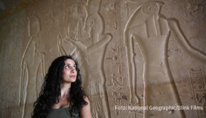Vor 100 Jahren öffnete der der britische Archäologe Howard Carter das Grab des Tutanchamun. Zum Jubiläum zeigt National Geographic im November ein entsprechendes Sonderprogramm. Dabei spürt die Paläoanthropologin Ella Al-Shamahi dem legendären „Fluch des Pharaos“ nach. (Foto: National Geographic/Blink Films)