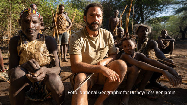 Bei National Geographic ist Survival-Experte Hazen Audel bereit für ein neues Abenteuer. Im August gibt’s die Serie „Extreme Survival mit Hazen Audel: Safari durch das Rift Valley“. Dabei lernt der Biologe und Moderator eine Region kennen, in der einst die Wiege der Menschheit stand. (Foto: National Geographic for Disney/Tess Benjamin)