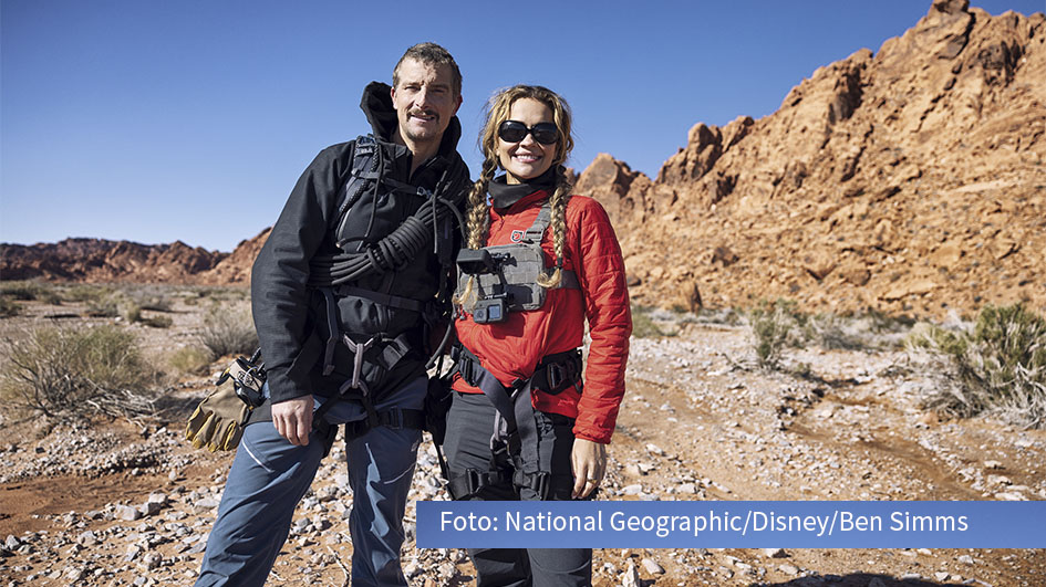 In diesem Oktober geht die Dokuserie „Bear Grylls: Stars am Limit – Die Challenge“ bei National Geographic in die zweite Runde. Insgesamt acht Prominente wagen sich mit dem Survival-Experten Bear Grylls in die Wildnis. Mit dabei ist u.a. die britische Sängerin Rita Ora. (Foto: National Geographic/Disney/Ben Simms)