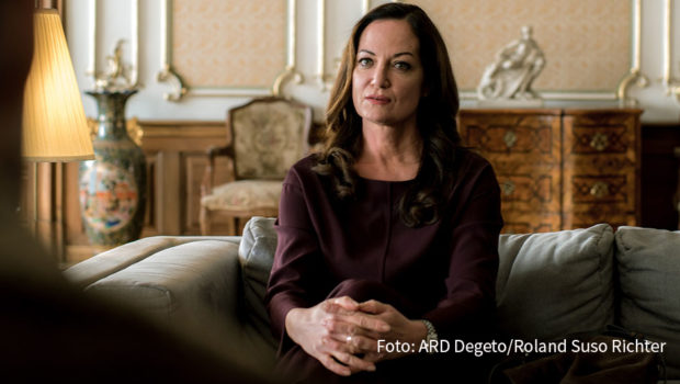 Zu den Gästen der morgigen Ausgabe der Radio Bremen-Talkshow „3nach9“ gehören u.a. Ferdinand von Schirach und Edda Schönherz. Hinzu kommt die Schauspielerin Natalia Wörner, die zuletzt als „Die Diplomatin“ im Ersten zu sehen war. (Foto: ARD Degeto/Roland Suso Richter)