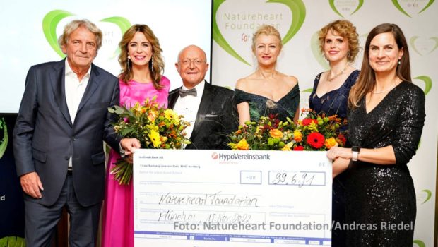 Beim traditionellen Charity-Dinner der Natureheart Foundation for Kids kam in diesem Jahr ein sechsstelliger Spendenbetrag zusammen. Das Team um Stiftungsgründer Prof. Dr. Michael A. Popp konnte sich über 102.000 Euro für die Unterstützung junger Menschen in schwierigen Lebenssituationen freuen. (Foto: Natureheart Foundation/Andreas Riedel)