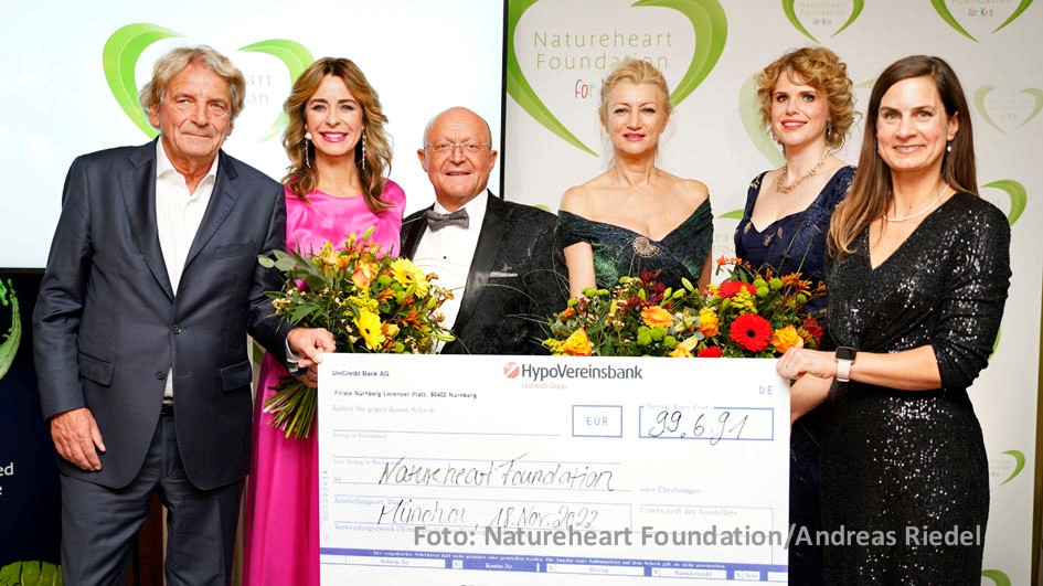 Beim traditionellen Charity-Dinner der Natureheart Foundation for Kids kam in diesem Jahr ein sechsstelliger Spendenbetrag zusammen. Das Team um Stiftungsgründer Prof. Dr. Michael A. Popp konnte sich über 102.000 Euro für die Unterstützung junger Menschen in schwierigen Lebenssituationen freuen. (Foto: Natureheart Foundation/Andreas Riedel)