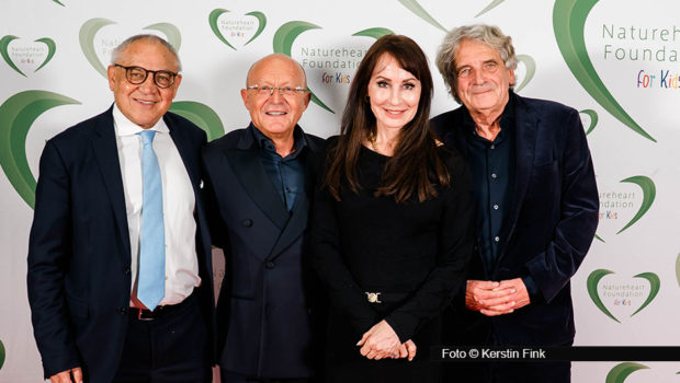 Beim Frühlingsempfang der Natureheart Foundation for Kids in Neumarkt in der Oberpfalz zeigten die Gäste große Herzen. Stiftungsgründer Michael A. Popp und die Beiräte Felix Magath, Anna Maria Kaufmann und Alexander Elbertzhagen freuten sich über eine hohe Spendensumme für Kinder in Not. Foto © Kerstin Fink