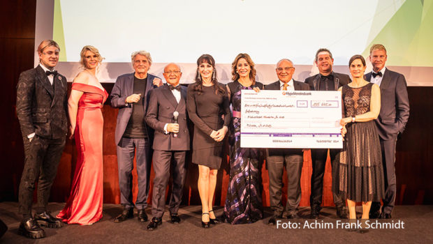 Am 24. November, feierte die Natureheart Foundation for Kids ihren traditionellen Jahresabschluss mit einem Charity-Dinner in München. Initiator Prof. Dr. Michael Popp durfte u.a. mit Sängerin Anna Maria Kaufmann, Trainer-Legende Felix Magath und Kick-Media-Vorstandschef Alexander Elbertzhagen, einen Spendenscheck in Höhe von 155.645 Euro entgegennehmen. (Foto: Achim Frank Schmidt)
