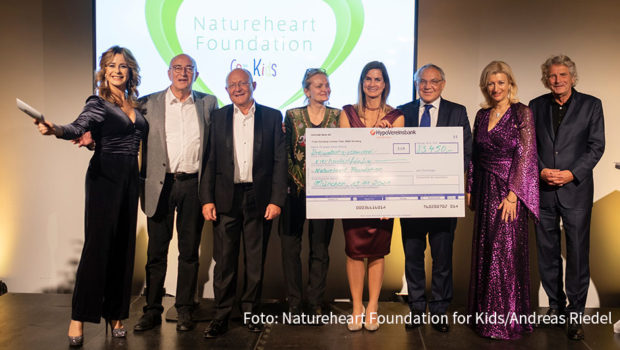 Beim traditionellen Charity-Dinner der Natureheart Foundation for Kids in München konnten Stiftungsgründer Prof. Dr. Michael A. Popp und Stiftungschefin Dr. Franziska Hutzler einen Spendenscheck über die in Corona-Zeiten beachtliche Summe von 83.450 Euro entgegennehmen. (Foto: Natureheart Foundation for Kids/Andreas Riedel)