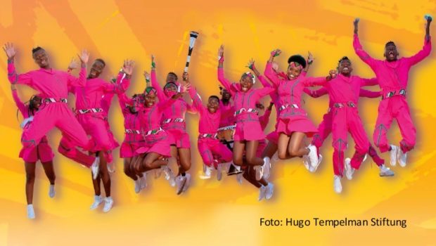 Der Ndlovu Youth Choir feiert mittlerweile weltweit Erfolge. Am 4. Juli kommt die von der deutschen Hugo Tempelman Stiftung unterstützte Musik- und Tanzgruppe aus dem südafrikanischen Elandsdoorn zu einem Gastspiel in den Berliner Admiralspalast. (Foto: Hugo Tempelman Stiftung)