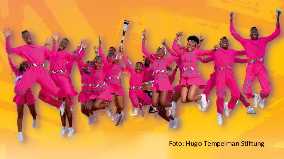 Der Ndlovu Youth Choir feiert mittlerweile weltweit Erfolge. Am 4. Juli kommt die von der deutschen Hugo Tempelman Stiftung unterstützte Musik- und Tanzgruppe aus dem südafrikanischen Elandsdoorn zu einem Gastspiel in den Berliner Admiralspalast. (Foto: Hugo Tempelman Stiftung)