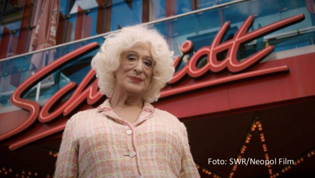 Alle Folgen der fünfteiligen Doku-Serie „Neonstaub – Die Straßen von St. Pauli“ werden am 10. Januar im SWR Fernsehen ausgestrahlt. Filmemacherin Britta Schoening zeichnet darin die Geschichte des Hamburger Stadtteils von den 50er bis in die 90er Jahre nach. Zu Wort kommen Zeitzeugen wie Lilo Wanders, Horst Fascher, Corny Littmann und Günter Zint. (Foto: SWR/Neopol Film)