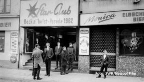 Die heute in der ARD-Mediathek gestartete Doku-Serie „Neonstaub“ von Britta Schoening zeichnet die Geschichte des Hamburger Hafenviertels St. Pauli von den 1950er bis in die 1990er Jahre nach. Dabei geht’s u.a. auch um die Livemusik-Szene mit Spielstätten wie dem legendären Star-Club. (Foto: SWR/Neopol Film)