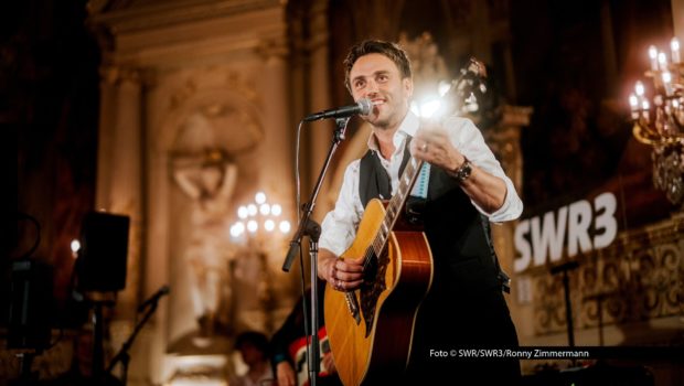 Mit einem intimen Konzert im Casino Baden-Baden läutete der Singer-Songwriter Clueso am gestrigen 17. September in das diesjährige New Pop Festival ein. Bis zum kommenden Sonntag stehen u.a. Purple Disco Machine, Bosse, Zartmann u.v.m. auf den SWR3-Bühnen. Foto © SWR/SWR3/Ronny Zimmermann