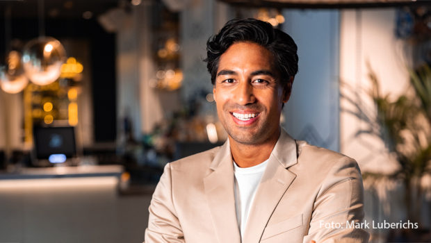 Am Sonntag, den 4. August, steigt im ZDF-Fernsehgarten ab 12 Uhr die große Sommerparty. Bei der Gelegenheit kreiert Andrea Kiewel mit Profi-Barkeeper Nic Shanker den perfekten Sommer-Cocktail. Als musikalische Top-Acts begrüßt sie u.a. Gloria Jones, R.I.O. feat. U-Jean und Hahn. (Foto: Mark Luberichs)