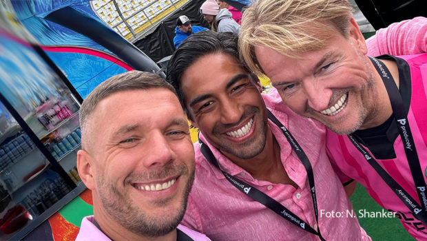 Fußballidol Lukas Podolski, Cocktail-Spezialist Nic Shanker und Musikmanager Markus Krampe verbreiteten Glücksgefühle beim gleichnamigen Festival auf dem Hockenheimring. Vor insgesamt 200.000 Menschen spielten dort u.a. die Backstreet Boys, Fanta 4, Tokio Hotel und Shirin David. (Foto: N. Shanker)