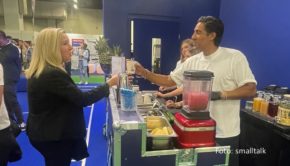Am Stand der Firma Curato versorgt Barkeeper und „First Dates“-Star Nic Shanker bei der Fachmesse Zukunft Personal in Köln die Standbesucher der Firma Curato. Tagsüber gibt’s schmackhafte Smoothies, am Abend eine Auswahl seiner Cocktail-Kreationen. (Foto: smalltalk)