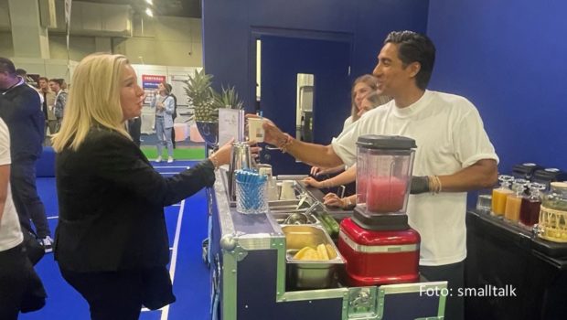 Am Stand der Firma Curato versorgt Barkeeper und „First Dates“-Star Nic Shanker bei der Fachmesse Zukunft Personal in Köln die Standbesucher der Firma Curato. Tagsüber gibt’s schmackhafte Smoothies, am Abend eine Auswahl seiner Cocktail-Kreationen. (Foto: smalltalk)