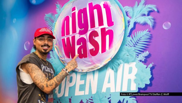 Vom Waschsalon zur Kultbühne: Das Comedy-Format „NightWash“ feiert seinen 25. Geburtstag, und zwar mit einer Jubiläumsshow, die sich gewaschen hat. Am 16. Juli moderiert Comedian Tony Bauer auf RTLzwei die große Happy Birthday Show live aus dem Kölner Tanzbrunnen. Foto © RTLzwei/Brainpool TV/Steffen Z. Wolff