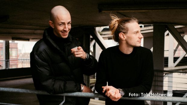 Die Entertainer Niklas & David haben mit einer achtstündigen Sonderfolge ihres Podcasts „dudes.“ eine Spendenaktion anlässlich des Weltwassertags gestartet. Noch bis zum 22. März sammeln sie in Kooperation mit dem Verein Viva con Agua Geld für ein Trinkwasser-Projekt in Uganda. (Foto: Tobi Holzweiler)