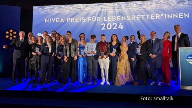 In Hamburg würdigten die DLRG und Beiersdorfer am 5. Dezember mutige Rettungsaktionen und vorbildlichen Einsatz für die Wassersicherheit mit dem Nivea Preis. Als prominente Laudatorinnen traten Sängerin Sarah Engels, Moderatorin Judith Rakers und Paralympics-Siegerin Elena Semechin auf. (Foto: smalltalk)