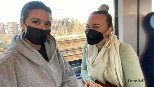 Fitnessexpertin Mareike Spaleck bereitet gerade den Launch eines neuen Produkts vor. Derzeit befindet sie sich mit der Social Media-Managerin Noemi Gebremedhin (IMP) zu Gesprächen in Hamburg. Um was es genau geht, deutet sie mit einem Wort an: „Leeeeckeeeer“. (Foto: IMP)