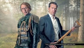 Die skurrile dänische Komödie „Therapie für Wikinger“ mit u.a. Mads Mikkelsen und Nikolai Lie Kaas eröffnet am 5. November die Nordischen Filmtage in Lübeck und feiert damit ihre Deutschland-Premiere. Insgesamt werden bei dem Festival in diesem Jahr 191 Filme und Serien gezeigt. Foto © Neue Visionen Filmverleih/Splendid Film