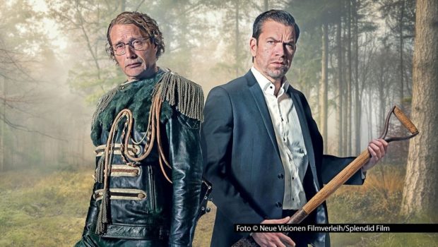 Die skurrile dänische Komödie „Therapie für Wikinger“ mit u.a. Mads Mikkelsen und Nikolai Lie Kaas eröffnet am 5. November die Nordischen Filmtage in Lübeck und feiert damit ihre Deutschland-Premiere. Insgesamt werden bei dem Festival in diesem Jahr 191 Filme und Serien gezeigt. Foto © Neue Visionen Filmverleih/Splendid Film