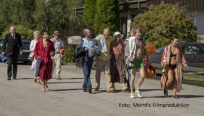 Die schwedisch-dänische Filmkomödie „Together 99“ von Regisseur Lukas Moodysson eröffnet am 1. November die 65. Ausgabe der Nordischen Filmtage. Sie ist eine von zahlreichen Film- und Serienproduktionen, die beim Festival in der Hansestadt ihre Deutschlandpremiere feiern. (Foto: Memfis Filmproduktion)