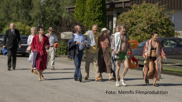 Die schwedisch-dänische Filmkomödie „Together 99“ von Regisseur Lukas Moodysson eröffnet am 1. November die 65. Ausgabe der Nordischen Filmtage. Sie ist eine von zahlreichen Film- und Serienproduktionen, die beim Festival in der Hansestadt ihre Deutschlandpremiere feiern. (Foto: Memfis Filmproduktion)