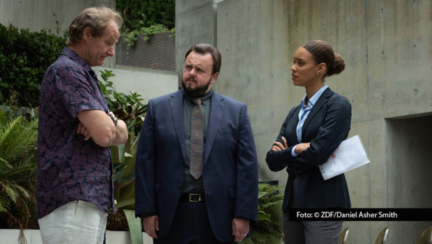 Zum Ausklang des Wochenendes geht’s am Sonntagabend im ZDF wieder auf Mörderjagd. In der australischen Serie „North Shore – Tod in Sydney“ spielen „Game of Thrones“-Star John Bradley und Kirsty Sturgess das Ermittlerduo. Dabei gerät u.a. der Unternehmer Macklin (Rob Carlton) in ihr Visier. (Foto: © ZDF/Daniel Asher Smith)