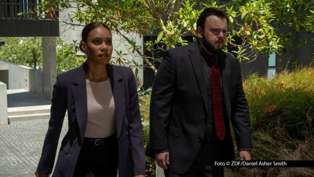 Der aus „Game of Thrones“ bekannte Schauspieler John Bradley ermittelt als Londoner Polizist Max gemeinsam mit seiner von Kirsty Sturgess gespielten australischen Kollegin Meg in einem rätselhaften Mordfall. Die Serie „North Shore – Tod in Sydney“ feiert ab 2. März ihre Free-TV-Premiere im ZDF. (Foto: ZDF/Daniel Asher Smith)