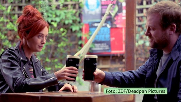 Die sechsteilige Serie „Northern Lights“, die ZDFneo am 19. März an einem Stück ausstrahlt, erzählt emotional und humorvoll von Áine und Lloyd, die sich zufällig an einem verregneten Abend in Dublin kennenlernen. Ihre Begegnung hilft beiden dabei, schwere Schicksalsschläge zu verarbeiten. (Foto: ZDF/Deadpan Pictures)