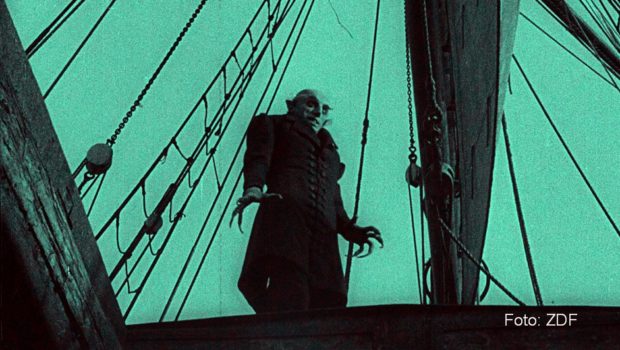 100 Jahre nach dessen Erstaufführung zeigt Arte am heutigen 9. März noch einmal den Stummfilm-Klassiker „Nosferatu – Eine Symphonie des Grauens“ von F.W. Murnau. Dazu gibt’s eine neu produzierte Doku sowie eine Auswahl weiterer Vampirfilme in der Mediathek. (Foto: ZDF)