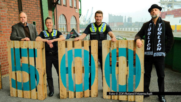 Das Team der ZDF-Krimiserie „Notruf Hafenkante“, in dem u.a. Rhea Harder-Vennewald und Raúl Richter als Polizisten mitwirken, absolviert seinen 500. Einsatz. In der Folge „Dreckiger Deal“ sind auch die Rapper Smudo und Das Bo in Gastrollen zu sehen. Foto © ZDF/Roland Fritzenschaft
