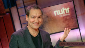 Am 22. März zeigt das Erste eine neue Ausgabe der Talkshow „Maischberger“. Im ARD-Studio begrüßt Moderatorin Sandra Maischberger ab 22:50 Uhr u.a. den ehemaligen Schachweltmeister Garri Kasparow und den Kabarettisten Dieter Nuhr. (Foto: rbb/Thomas Ernst)