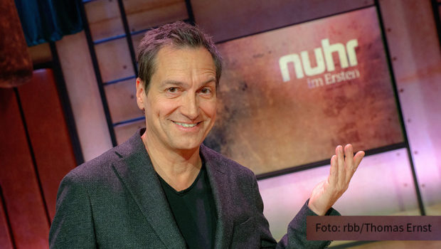 Am 22. März zeigt das Erste eine neue Ausgabe der Talkshow „Maischberger“. Im ARD-Studio begrüßt Moderatorin Sandra Maischberger ab 22:50 Uhr u.a. den ehemaligen Schachweltmeister Garri Kasparow und den Kabarettisten Dieter Nuhr. (Foto: rbb/Thomas Ernst)