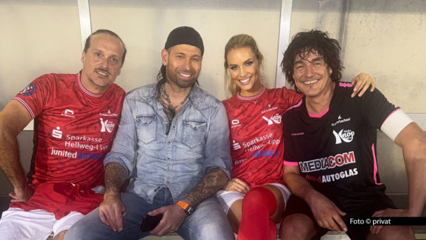 Mitorganisator Matze Knop schlüpfte zwischenzeitlich in die Rolle des italienischen Torjägers Luca Toni und lief somit beim dritten Numero Uno Cup in Lippstadt auch für die „Weltauswahl“ auf. Diese setzte sich beim Fußball-Benefizspiel mit 6:4 gegen „Team Deutschland“ mit u.a. Jenice, Tim Wiese und Alex Christensen durch. Foto © privat