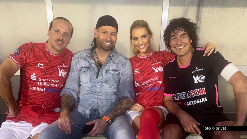 Mitorganisator Matze Knop schlüpfte zwischenzeitlich in die Rolle des italienischen Torjägers Luca Toni und lief somit beim dritten Numero Uno Cup in Lippstadt auch für die „Weltauswahl“ auf. Diese setzte sich beim Fußball-Benefizspiel mit 6:4 gegen „Team Deutschland“ mit u.a. Jenice, Tim Wiese und Alex Christensen durch. Foto © privat